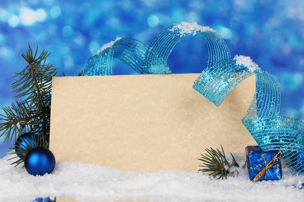 Üres képeslap, karácsonyi bálok és a fenyőfa a kék háttér — Stock Fotó