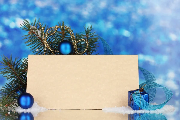 空白明信片、 圣诞球和蓝色背景上的杉木树 — 图库照片