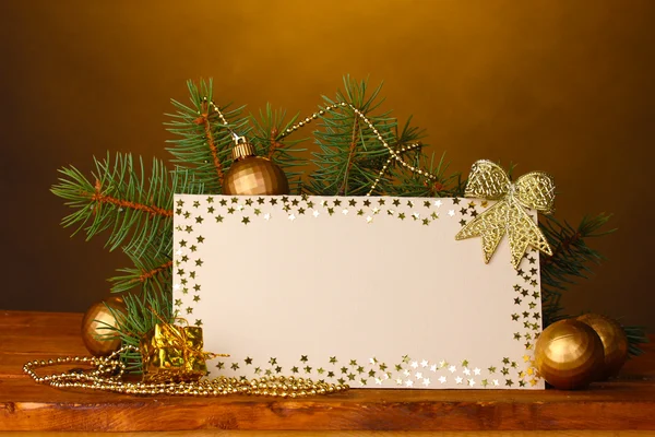 白紙のはがき、クリスマス ボール、茶色の背景に隠れて木製テーブルにモミの木 — ストック写真