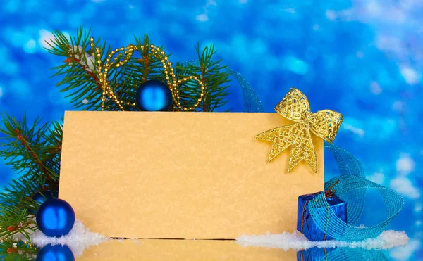 Carte postale vierge, boules de Noël et sapin sur fond bleu — Photo