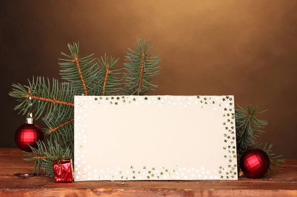 Boş kartpostal, Noel topları ve köknar ağacı ahşap tablo üzerinde kahverengi backg — Stok fotoğraf