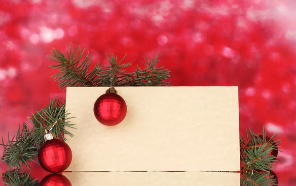 Üres képeslap, karácsonyi bálok és a fenyő, piros háttér — Stock Fotó