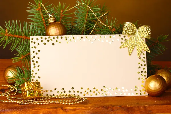 Чистая открытка, рождественские шары и елка на деревянном столе на коричневом бэкге — стоковое фото