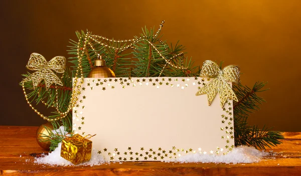 Blanko-Postkarte, Weihnachtskugeln und Tannenbaum auf Holztisch auf braunem Hintergrund — Stockfoto