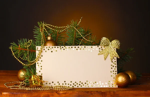 Tomt vykort, julgranskulor och fir tree på träbord på brun backg — Stockfoto