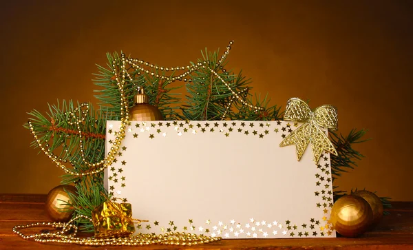 Carte postale vierge, boules de Noël et sapin sur table en bois sur fond marron — Photo