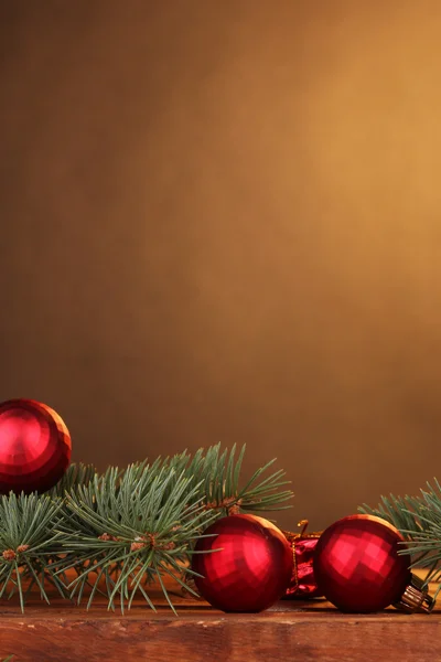 Árbol de Navidad con hermosas bolas de Año Nuevo en la mesa de madera en la frente —  Fotos de Stock