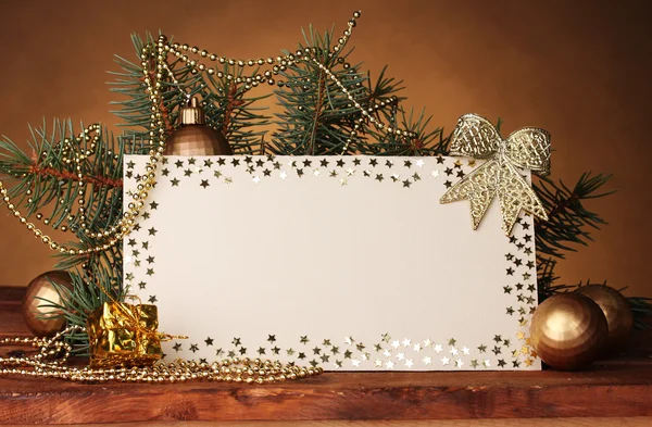 빈 엽서, 크리스마스 공 및 전나무 나무 테이블에 갈색 찾기 — 스톡 사진