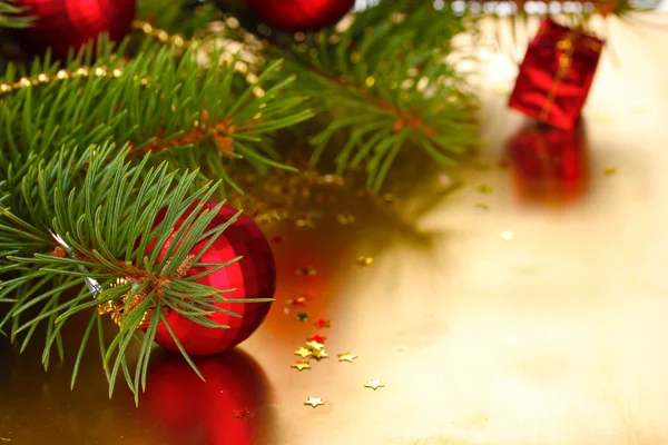 Χριστουγεννιάτικο δέντρο με όμορφη Πρωτοχρονιάς μπάλες στο τραπέζι — Φωτογραφία Αρχείου