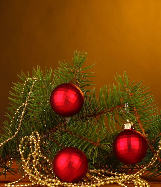 Χριστουγεννιάτικο δέντρο με όμορφη της Πρωτοχρονιάς μπάλες στο ξύλινο τραπέζι στο μέτωπό — Φωτογραφία Αρχείου