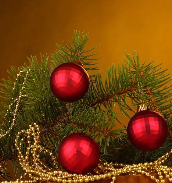 Árbol de Navidad con hermosas bolas de Año Nuevo en la mesa de madera en la frente —  Fotos de Stock