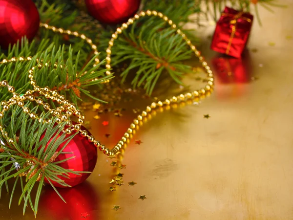Weihnachtsbaum mit schönen Neujahrskugeln auf dem Tisch — Stockfoto