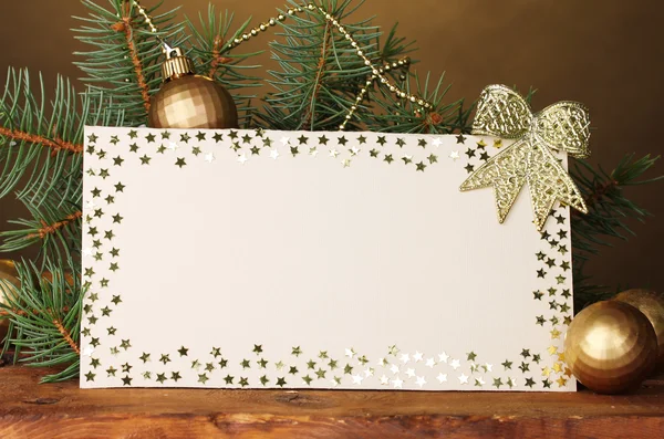 빈 엽서, 크리스마스 공 및 전나무 나무 테이블에 갈색 찾기 — 스톡 사진