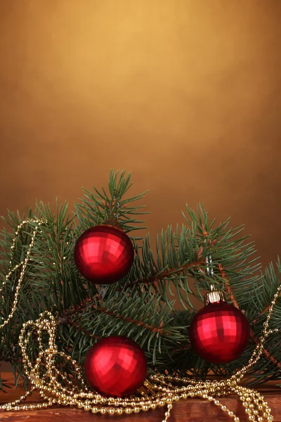Χριστουγεννιάτικο δέντρο με όμορφη της Πρωτοχρονιάς μπάλες στο ξύλινο τραπέζι στο μέτωπό — Φωτογραφία Αρχείου