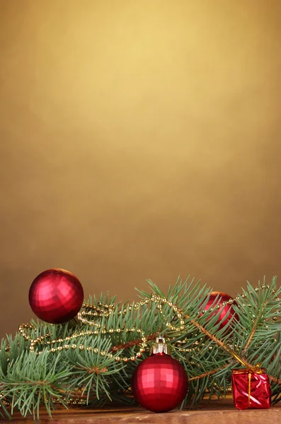 Kaş üzerinde ahşap masa güzel yılbaşı topları ile Noel ağacı — Stok fotoğraf