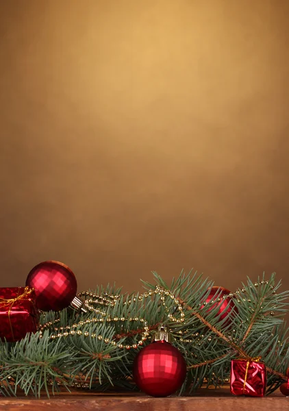Рождественская елка с красивыми новогодними шарами на деревянном столе на брови — стоковое фото
