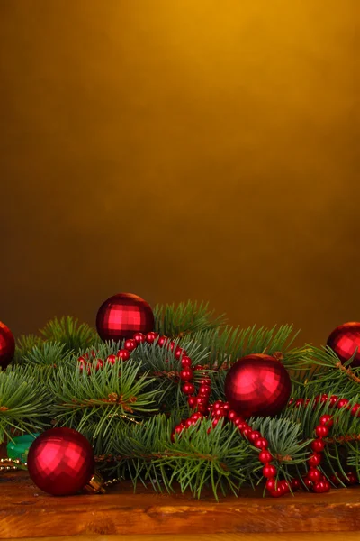 Рождественская елка с красивыми новогодними шарами на деревянном столе на брови — стоковое фото