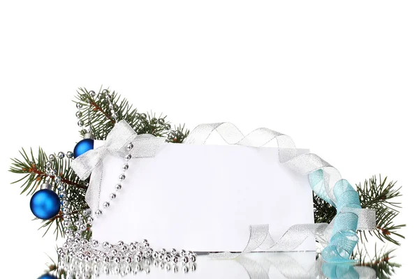 Cartolina bianca, palline di Natale e abete isolato su bianco — Foto Stock
