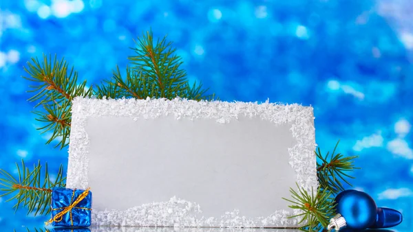 Lege briefkaart, kerstballen en Spar-boom op blauwe achtergrond — Stockfoto