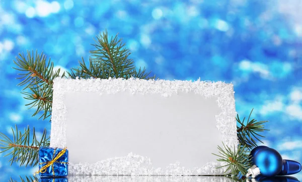 空白明信片、 圣诞球和蓝色背景上的杉木树 — 图库照片