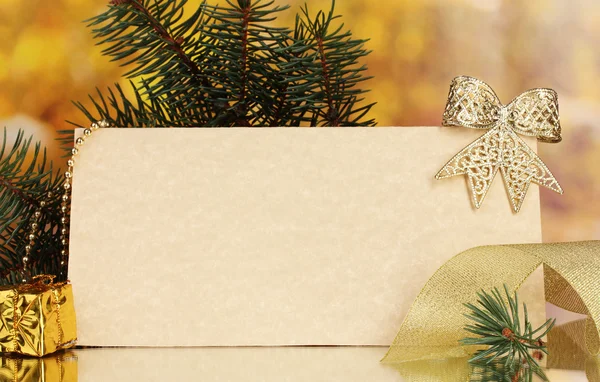 Κενό καρτ ποστάλ, Χριστούγεννα μπάλες και έλατο σε κίτρινο φόντο — Φωτογραφία Αρχείου