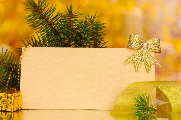 白紙のはがき、クリスマス ボールと黄色の背景にモミの木 — ストック写真