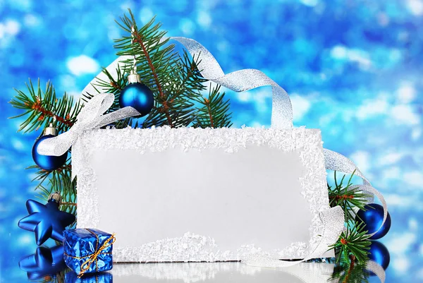Boş kartpostal, Noel topları ve mavi zemin üzerine köknar ağacı — Stok fotoğraf