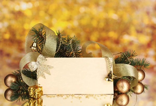 Cartão postal em branco, bolas de Natal e abeto no fundo amarelo — Fotografia de Stock