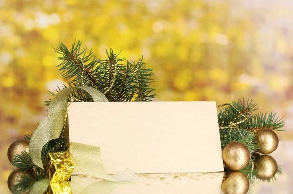 Prázdná pohlednice, vánoční koule a jedle na žlutém podkladu — Stock fotografie