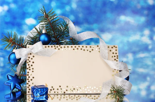 Чистая открытка, рождественские шары и елка на синем фоне — стоковое фото