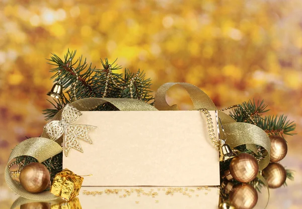 空白明信片、 圣诞球和杉木树在黄色背景上 — 图库照片