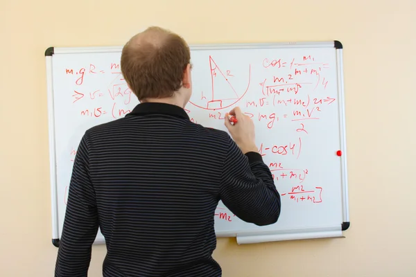 Manusia menulis rumus matematika pada papan putih — Stok Foto