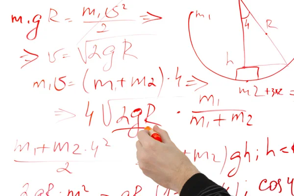 Escrevendo nas fórmulas do quadro branco, close-up — Fotografia de Stock