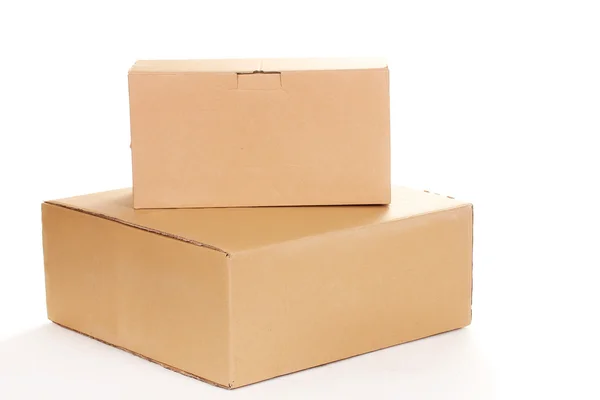 Deux boîtes en carton fermées isolées sur blanc — Photo