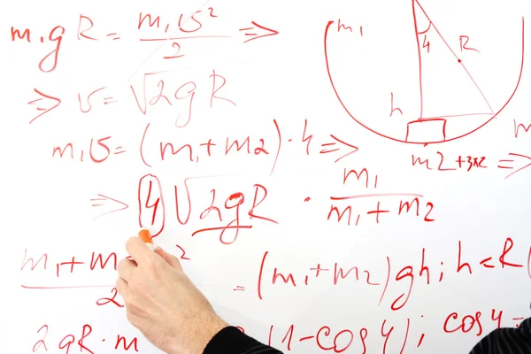 Escrevendo nas fórmulas do quadro branco, close-up — Fotografia de Stock