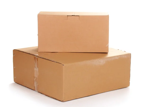 Δύο κλειστά κουτιά από χαρτόνι απομονωθεί σε λευκό — Φωτογραφία Αρχείου