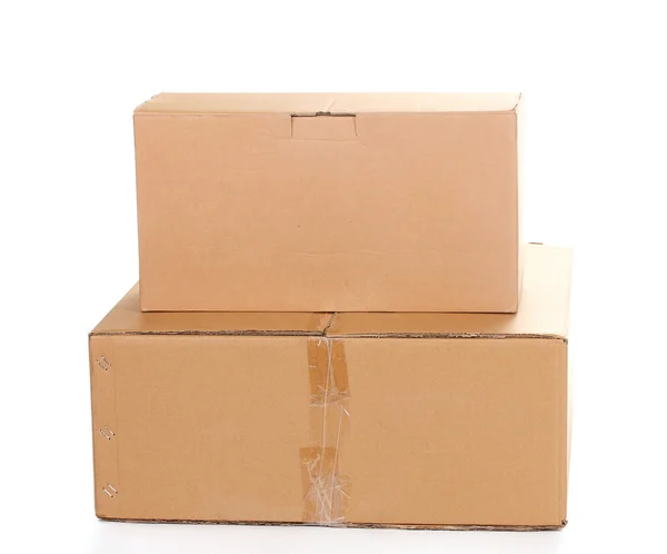 Duas caixas de papelão fechadas isoladas em branco — Fotografia de Stock