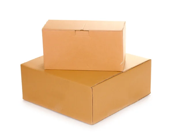 Deux boîtes en carton fermées isolées sur blanc — Photo