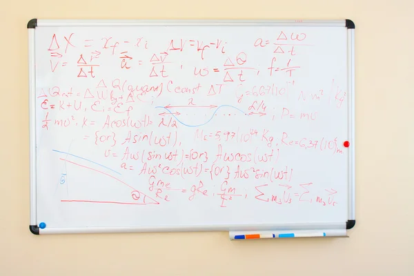 Formules op een whiteboard — Stockfoto