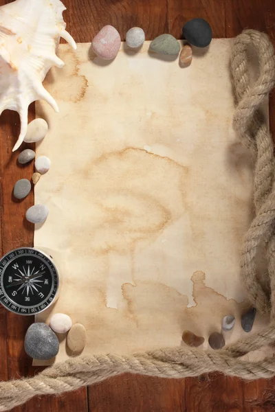 Altes Papier, Zirkel und Seil auf einem Holztisch — Stockfoto