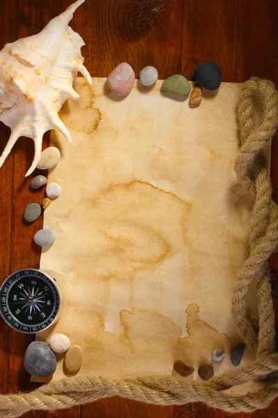 Papel velho, bússola e corda em uma mesa de madeira — Fotografia de Stock