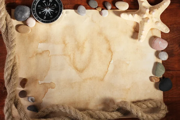 Eski kağıt, pusula ve ahşap bir masa ipi — Stok fotoğraf