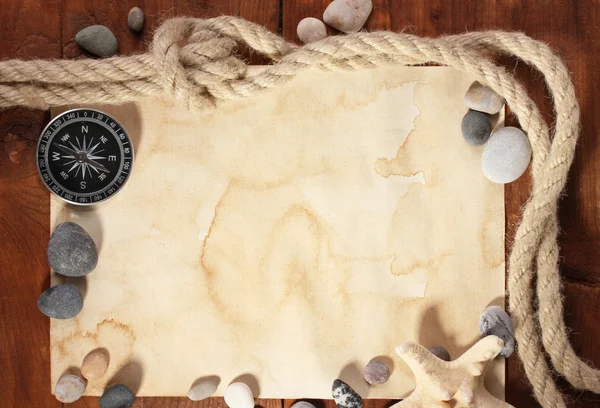 Oud papier, kompas en touw op een houten tafel — Stockfoto