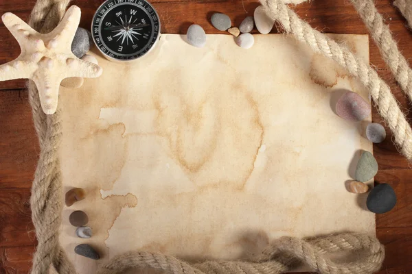 Oud papier, kompas en touw op een houten tafel — Stockfoto