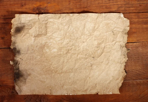 Stary papier na drewnianym stole — Zdjęcie stockowe