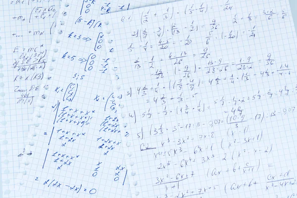 Matematica, fisica e geometria sulla pagina del copybook isolato su bianco — Foto Stock