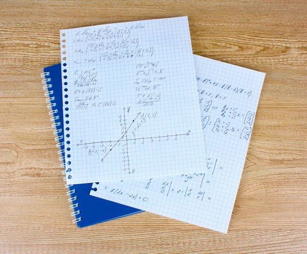 Μαθηματικά, φυσική και τη γεωμετρία στη σελίδα τετράδιο σε έναν ξύλινο πίνακα — Φωτογραφία Αρχείου