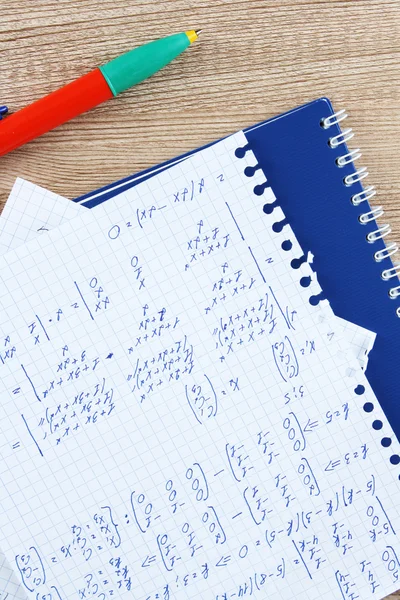 Matemática na página do Copybook em uma mesa de madeira — Fotografia de Stock