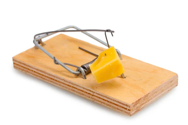 Mousetrap com pedaço de queijo isolado em branco — Fotografia de Stock