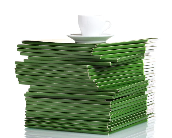 Wiele Zielona teczka z filiżanką kawy na białym tle — Zdjęcie stockowe